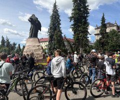 Люди на велосипедах