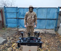 Військовий стоїть біля засобів радіоелектронної боротьби (РЕБ)