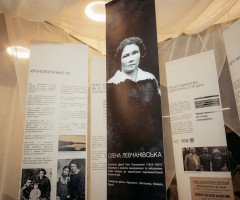 Фотовиставка з Оленою Левчанівською