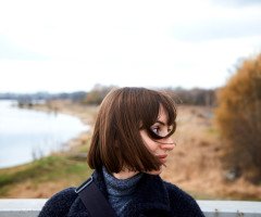 Портрет дівчини у профіль — Влади Ешвович — луцької караїмки. На фоні — річка Стир.