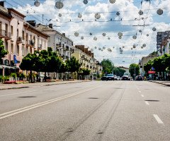 місто дорога будинки дерева