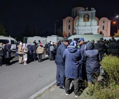 Люди і поліція біля Успенського собору