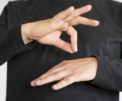 людина показує жест