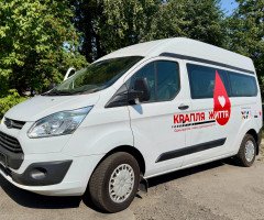 білий автомобіль для виїзних донацій