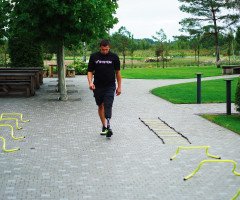 Ветеран з протезом нижньої кінцівки крокує по доріжці