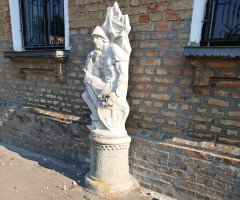 Пошкоджена скульптура