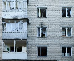 будинок із вибитими вікнами