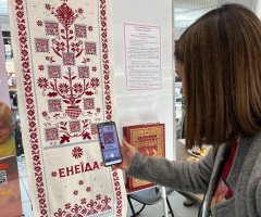 жінка сканує QR-код.