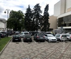 машини на парковці