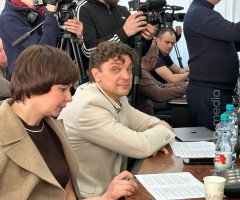 депутат у залі засідань міської ради