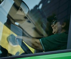 жінка за кермом вантажівки