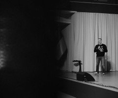 людина на сцені