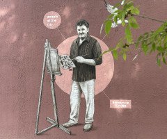 Портрет художника з мольбертом на стіні