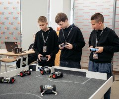 Учасники керують роботами під час футбольного матчу на Modern Robo Fest