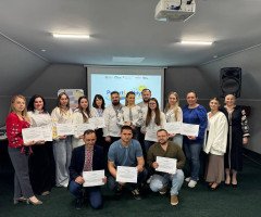 люди з сертифікатами в руках