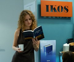 Дівчина читає книжку у магазині