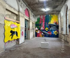 Виставка всередині «Будинку офіцерів».