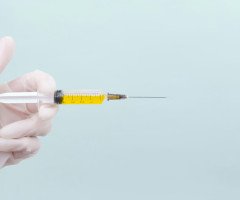 шприц в руці