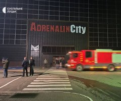 У Луцьку уламки російського дрона впали на дах «Адреналін Сіті», виникла пожежа