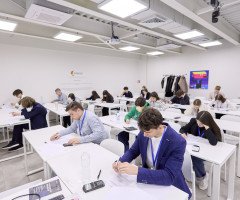 діти сидять в класі