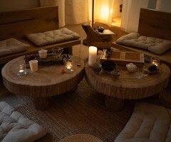 чашки стіл дивани