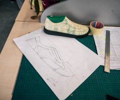 Взуття та ескіз на столі