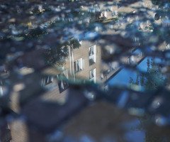 Уламки скла із вікон житлового будинку