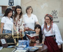 Стенд з книгами та учасниками фестивалю.