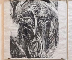 13 чорно-білих монотипів темної фарби на білому аркуші, що нагадують хмари, очі та лик Христа.