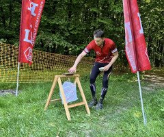 спортсмен на дистанції зі спортивного орієнтування.