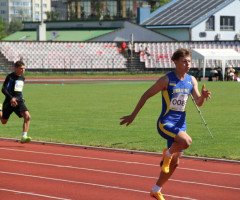 спортсмени бігають