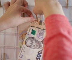 гроші в руках