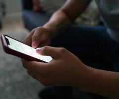 телефон в руках