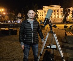 людина з телескопом