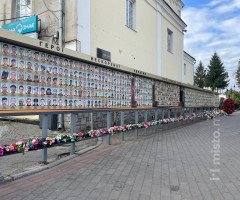 Фотостенд героїв у центрі Луцька розширять