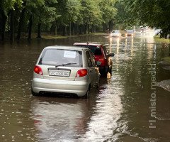 Через зливу у Луцьку затопило дороги. Каналізація не впоралась з такою кількістю дощу