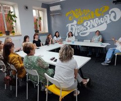 люди за столами на заході
