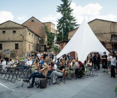 люди сидять на кріслах