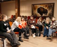 Група людей спілкується