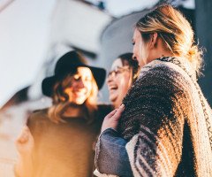 Дівчата сміються