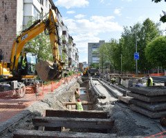 Ремонт тепломереж, багатоповерхівки, зелені дерева, комунальники у салатових жилетках, спецтехніка