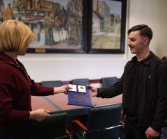 льотчику вручають відзнаку