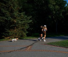 дві дівчини біжать у парку