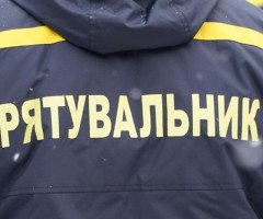 Напис Рятувальник на куртці.