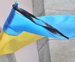 прапор України з чорною стрічкою