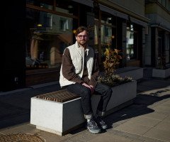 Чоловік сидить на лавці