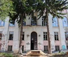 Фасад Будинку офіцерів, дерева перед будівлею