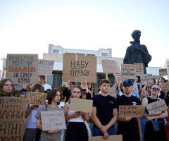 На акцію протесту у центр Луцька вийшло кілька сотень людей