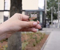 пазл в руці на фоні вулиці міста