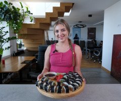 дівчина з тарілкою суші